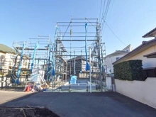 【東京都/狛江市中和泉】狛江市中和泉PJ　1号棟 建築中の外観：全2棟：左側