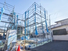 【東京都/狛江市中和泉】狛江市中和泉PJ　2号棟 建築中の外観：全2棟：右側