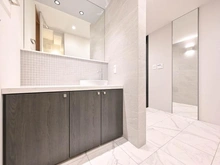 【東京都/世田谷区世田谷】世田谷区世田谷4丁目プロジェクト B号棟 廊下：洗面化粧台