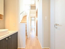 【東京都/世田谷区世田谷】世田谷区世田谷4丁目プロジェクト B号棟 廊下：左：洗面化粧台