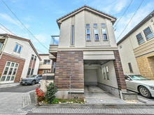 【東京都/世田谷区祖師谷】プラウドシーズン祖師ヶ谷大蔵 外観：右側のカースペースは、電動シャッター付き（シャッター開けて撮影）