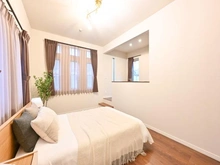 【東京都/世田谷区祖師谷】プラウドシーズン祖師ヶ谷大蔵 洋室：約8.3帖。小上がりになっているスペースは約3帖の納戸。