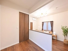 【東京都/世田谷区祖師谷】プラウドシーズン祖師ヶ谷大蔵 サービスルーム（納戸）：約3帖（左奥の収納：約1.7帖のウォークインクローゼット、右奥：約8.3帖の洋室）