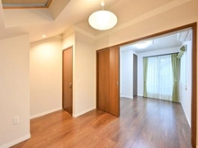 【東京都/世田谷区祖師谷】プラウドシーズン祖師ヶ谷大蔵 洋室：約5.2帖。スライドドア奥の洋室は約5.0帖