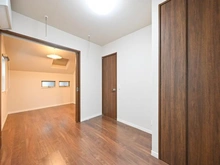 【東京都/世田谷区祖師谷】プラウドシーズン祖師ヶ谷大蔵 洋室：約5.0帖。スライドドア奥の洋室は約5.2帖