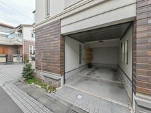 【東京都/世田谷区祖師谷】プラウドシーズン祖師ヶ谷大蔵 ビルトインカースペース：電動シャッター付