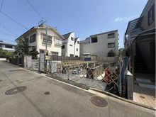 【東京都/世田谷区砧】世田谷区砧4丁目プロジェクト A棟 建築中の外観：全2棟・右側