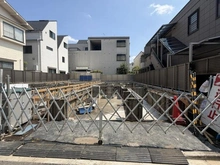 【東京都/世田谷区砧】世田谷区砧4丁目プロジェクト A棟 建築中の外観：全2棟・右側