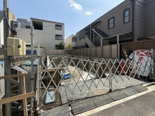 【東京都/世田谷区砧】世田谷区砧4丁目プロジェクト A棟 建築中の外観：全2棟・右側