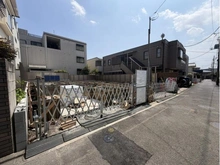 【東京都/世田谷区砧】世田谷区砧4丁目プロジェクト B号棟 建築中の外観：全2棟・左側