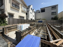 【東京都/世田谷区砧】世田谷区砧4丁目プロジェクト B号棟 建築中の外観：全2棟・左側