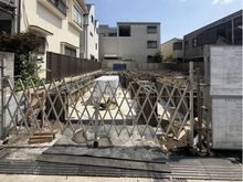 【東京都/世田谷区砧】世田谷区砧4丁目プロジェクト B号棟 建築中の外観：全2棟・左側