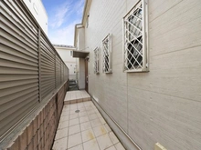 【東京都/狛江市元和泉】狛江市元和泉2丁目 戸建 アプローチ