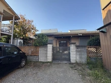 【埼玉県/さいたま市緑区大字三室】さいたま市緑区大字三室 戸建 アプローチ：裏庭側の玄関扉