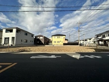 【埼玉県/三郷市高州】三郷市高州新築　2号棟 現地（建築前）：全3区画 写真中央
※全3区画のうち1区画売約済み
