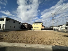 【埼玉県/三郷市高州】三郷市高州新築　2号棟 現地（建築前）：全3区画 写真中央
※全3区画のうち1区画売約済み
