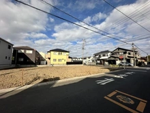 【埼玉県/三郷市高州】三郷市高州新築　2号棟 現地（建築前）：全3区画 写真中央
※全3区画のうち1区画売約済み
