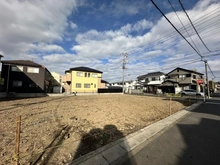 【埼玉県/三郷市高州】三郷市高州新築　2号棟 現地（建築前）：全3区画 写真中央
※全3区画のうち1区画売約済み
