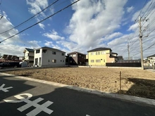 【埼玉県/三郷市高州】三郷市高州新築　2号棟 現地（建築前）：全3区画 写真中央
※全3区画のうち1区画売約済み
