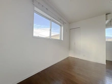 【埼玉県/川口市坂下町】川口市坂下町4丁目　中古戸建 洋室：約7.7帖から間取り変更可能です。
※照明・エアコンは撤去いたします。
