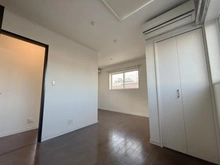 【埼玉県/川口市坂下町】川口市坂下町4丁目　中古戸建 洋室：約7.7帖から間取り変更可能です。
※照明・エアコンは撤去いたします。
