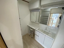 【埼玉県/川口市東川口】川口市東川口6丁目 戸建 洗面室：掲載の家具はそのままお引渡しが可能です。