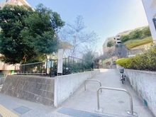 【神奈川県/川崎市宮前区宮崎】宮前区宮崎2丁目　中古戸建 宮崎おちば公園（現地より約80m）