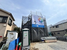 【神奈川県/川崎市宮前区野川本町】宮前区野川本町1丁目新築戸建A号棟 建築中の外観：全２棟　真ん中