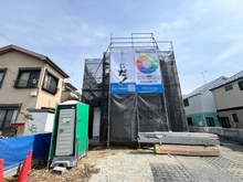 【神奈川県/川崎市宮前区野川本町】宮前区野川本町1丁目新築戸建A号棟 建築中の外観：全２棟　真ん中