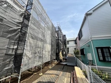 【神奈川県/川崎市宮前区野川本町】宮前区野川本町1丁目新築戸建B号棟 建築中の外観：全２棟　左奥側