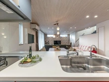 【神奈川県/川崎市高津区梶ケ谷】高津区梶ケ谷6丁目　中古戸建 キッチン：キッチンからのリビングダイニングを望む