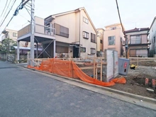 【神奈川県/川崎市高津区新作】高津区新作4丁目　新築戸建　1号棟 建築中の外観：全2区画　手前側