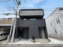 【神奈川県/川崎市高津区新作】高津区新作4丁目　新築戸建　1号棟 外観：全２棟　写真中央