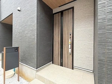 【神奈川県/川崎市高津区新作】高津区新作4丁目　新築戸建　1号棟 玄関