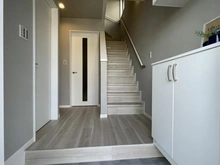 【神奈川県/横浜市港南区日野】横浜市港南区日野4丁目中古戸建 玄関