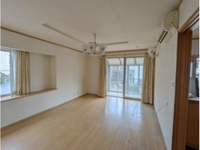 【兵庫県/神戸市西区井吹台西町】神戸市西区井吹台西町四丁目　中古戸建 リビング・ダイニング：約11.0帖の東・南東に開口部のある縦長リビングです。
