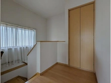 【兵庫県/神戸市西区井吹台西町】神戸市西区井吹台西町四丁目　中古戸建 廊下：2階へ続く階段を上るとホールがあり、お手洗い・物入もございます。