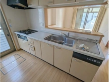 【兵庫県/神戸市西区井吹台西町】神戸市西区井吹台西町四丁目　中古戸建 キッチン：戸建て住宅ならではの「窓付き」です。
勝手口から外にも出られます。