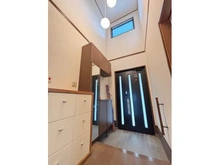 【兵庫県/三田市ゆりのき台】三田市ゆりのき台三丁目　中古戸建 玄関：家具調度品は価格に含まれません。