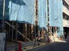 【東京都/大田区中央】大田区中央3丁目新築戸建全2棟　A棟・B棟 建築中の外観：全２棟・左側