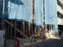 【東京都/大田区中央】大田区中央3丁目新築戸建B棟 建築中の外観：全２棟・右側