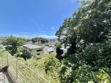 【神奈川県/横浜市金沢区六浦東】金沢区六浦東三丁目　戸建 眺望：高台より追浜方面を見晴らせる眺望です。