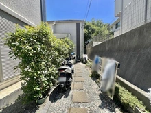 【神奈川県/横浜市金沢区六浦東】金沢区六浦東三丁目　戸建 アプローチ