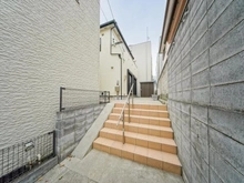 【埼玉県/さいたま市浦和区岸町】さいたま市浦和区岸町一丁目　中古戸建 アプローチ