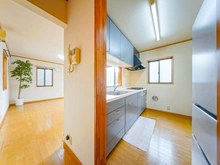 【東京都/墨田区立花】墨田区立花四丁目　中古戸建 キッチン：家具調達品は価格に含まれせん。