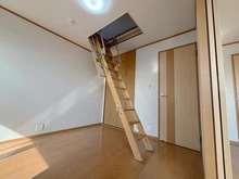 【東京都/昭島市郷地町】昭島市郷地町一丁目　戸建 洋室：2階洋室（収納式はしご）