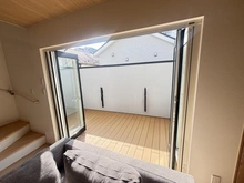 【東京都/大田区山王】山王3丁目　新築戸建 リビング・ダイニング：バルコニーへのアプローチ