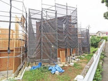 【東京都/多摩市桜ヶ丘】多摩市桜ケ丘1丁目　新築戸建　B号棟 建築中の外観：【全5棟／奥側】