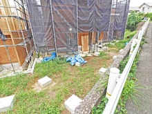 【東京都/多摩市桜ヶ丘】多摩市桜ケ丘1丁目　新築戸建　B号棟 建築中の外観：【全5棟／奥側】