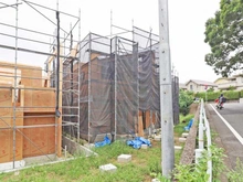 【東京都/多摩市桜ヶ丘】多摩市桜ケ丘1丁目　新築戸建　B号棟 建築中の外観：【全5棟／奥側】